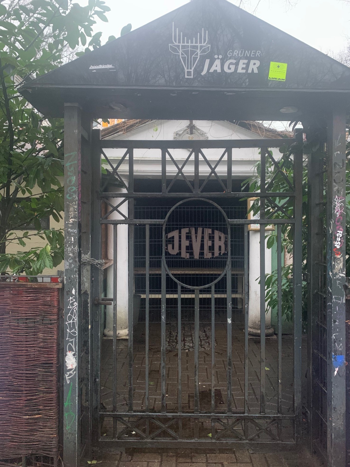 Die verschlossene Eingangstür des Musikclubs Grüner Jäger.