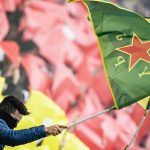 DFB will Geldstrafe gegen FC St. Pauli verhängen Ein FC St. Pauli Fan schwenkt eine kurdische Flagge.