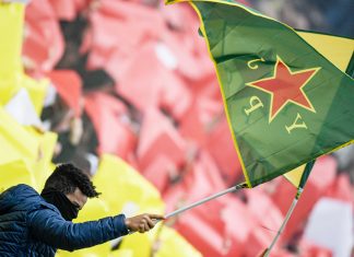 DFB will Geldstrafe gegen FC St. Pauli verhängen Ein FC St. Pauli Fan schwenkt eine kurdische Flagge.