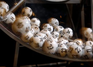 Vier Hamburger Lottomillionäre Ziehungsgerät von Lotto 6 aus 49