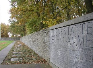 Ort der Verbundenheit in KZ Neuengamme angedacht Die Gedenktafel des KZ Neuengamme. Hier soll künftig ein Ort der Verbundenheit entstehen.