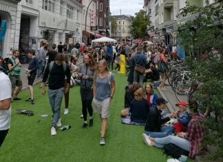 Klare Mehrheit für autofreie Innenstadtbereiche Die autofreie Straße in Ottensen mit Rollrasen auf dem Asphalt und Menschen auf der Straße