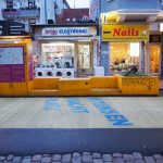 Ottensen bald nicht mehr autofrei Gelbe Sitzbänke vor Geschäften in Ottensen