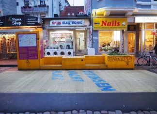 Ottensen bald nicht mehr autofrei Gelbe Sitzbänke vor Geschäften in Ottensen