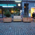 Halte durch, autofreies Ottensen! Sitzgelenheit zwischen zwei Pflanzenkübeln in der Bahrenfelder Straße