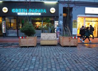 Halte durch, autofreies Ottensen! Sitzgelenheit zwischen zwei Pflanzenkübeln in der Bahrenfelder Straße