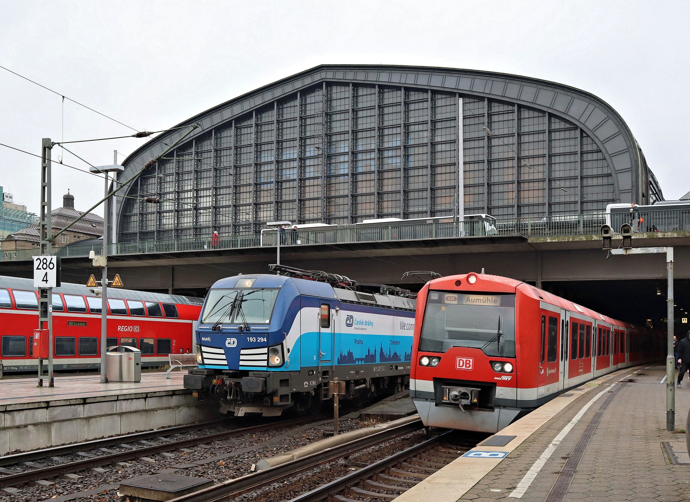 Der Hamburger Hauptbahnhof mit einer S-Bahn auf den Gleisen