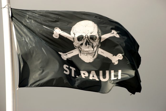 Eine Flagge mit dem Totenkopf-Logo von St. Pauli