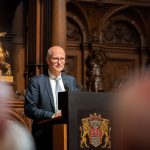 Bürgerschaftswahl 2020: So würden Hamburger*innen wählen Peter Tschentscher vor einem Rednerpult