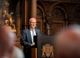 Bürgerschaftswahl 2020: So würden Hamburger*innen wählen Peter Tschentscher vor einem Rednerpult