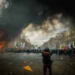 Kehrtwende der Grünen beim Vermummungsverbot? Diskussion um das Vermummungsverbot, Bild einer Demonstration: Vermummte Personen und eine brennende Mülltonne.