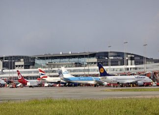 Sicherheitspanne legt Flughafen Hamburg lahm Flugzeuge vor dem Flughafen Hamburg