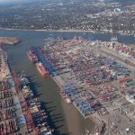 Infrastrukturausbau am Hafen soll voranschreiten Luftansicht des Hamburger Hafens.