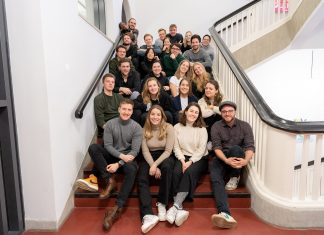 FINK.HAMBURG – so lief unser Jahr im Newsroom Die Redkateur*innen von FINK.HAMBURG sitzen auf einer Treppe in der HAW Hamburg.