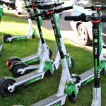 Umfrage: Hamburger wollen E-Scooter-Verbot Lime E-Scooter auf Rasenfläche