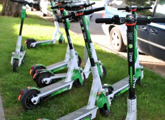 Umfrage: Hamburger wollen E-Scooter-Verbot Lime E-Scooter auf Rasenfläche