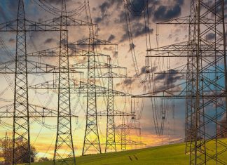 Strom wird teurer in Hamburg Strommasten im Sonnenuntergang