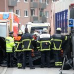 Radfahrer in Wandsbek von Müllauto überrollt Einsatzkröfte zwischen einem müllauto und Rettungswagen nach eine Fahrradunfall in Hamburg-Wandsbek.