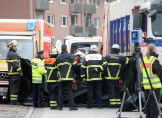 Radfahrer in Wandsbek von Müllauto überrollt Einsatzkröfte zwischen einem müllauto und Rettungswagen nach eine Fahrradunfall in Hamburg-Wandsbek.