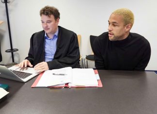 Freispruch für Youtuber Simon Desue Der angeklagte YouTuber Simon Desue (r) und sein Rechtsanwalt Arne Timmermann sitzen vor Beginn des Prozesses im Amtsgericht St. Georg. Foto: Georg Wendt/dpa