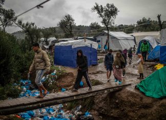 Hamburg will minderjährige Geflüchtete aus Griechenland aufnehmen Migranten überqueren eine Holzbrücke in einem Zwischenlager neben dem Lager Moria auf der Insel Lesbos.