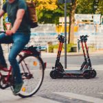 Gemischte Zwischenbilanz für E-Scooter in Hamburg E-Scooter und Fahrradfahrer auf öffentlichem Platz