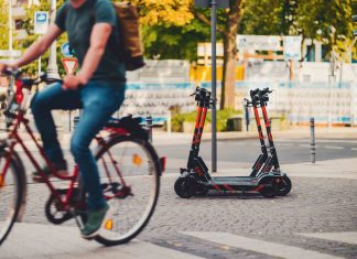 Gemischte Zwischenbilanz für E-Scooter in Hamburg E-Scooter und Fahrradfahrer auf öffentlichem Platz