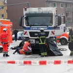 Hamburg als Vorreiter: Abbiegeassistenten für städtische LKWs Rettungskräfte sichern einen Unfallort. Abbiegeassistenten sollen das in Hamburg künftig verhindern.