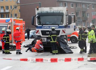 Hamburg als Vorreiter: Abbiegeassistenten für städtische LKWs Rettungskräfte sichern einen Unfallort. Abbiegeassistenten sollen das in Hamburg künftig verhindern.