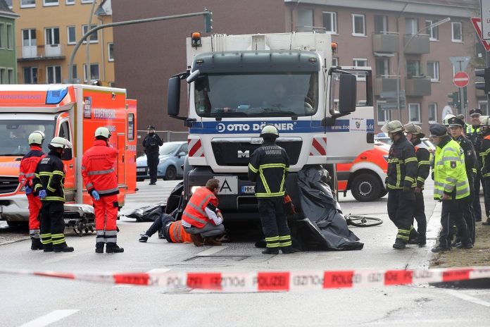 Rettungskräfte sichern einen Unfallort. Abbiegeassistenten sollen das in Hamburg künftig verhindern.