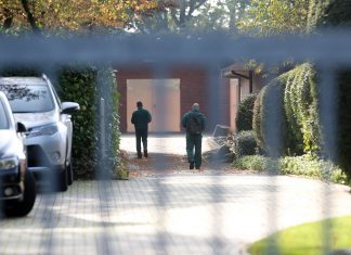 LPT-Labor: Alle Tiere erfolgreich vermittelt Blick durch einen Zaun auf das LPT-Labor in Mienenbüttel.