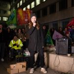 “Wir leisten uns zu viel klimapolitische Überheblichkeit” Luisa Neubauer mit Mikrofon in der Hand bei einem Protest vor der Siemens-Niederlassung in Hamburg