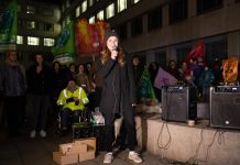 “Wir leisten uns zu viel klimapolitische Überheblichkeit” Luisa Neubauer mit Mikrofon in der Hand bei einem Protest vor der Siemens-Niederlassung in Hamburg