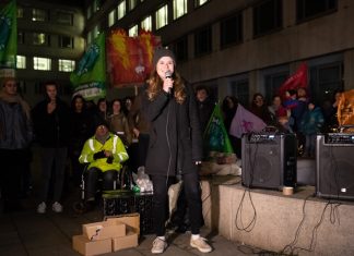 “Wir leisten uns zu viel klimapolitische Überheblichkeit” Luisa Neubauer mit Mikrofon in der Hand bei einem Protest vor der Siemens-Niederlassung in Hamburg