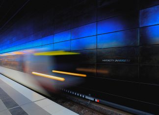 Should we make trams great again? A subway rides into the station "Hafencity Universität" in Hamburg.