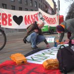 Extinction Rebellion protestiert vor Siemens Gebäude Zwei Menschen bemalen einen Banner vor dem Siemens-Gebäude in Hamburg.