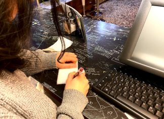 Corona-Stress: Zwischen Homeoffice und Eltern Amira ist im Corona-Stress und schreibt eine Bestellung auf.