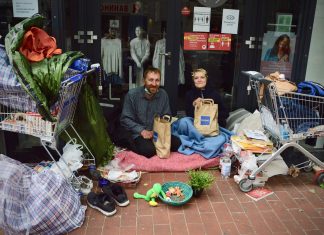 100 Tüten für 100 Wohnungslose Ein wohnungsloses Paar, sitzt auf einer Matratze