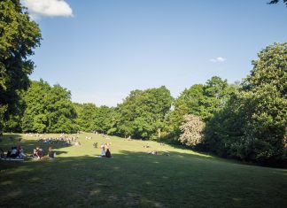 Ein brennendes Haus namens Corona Lockerungen-von-Corona-Maßnahmen-Altona-Elbufer