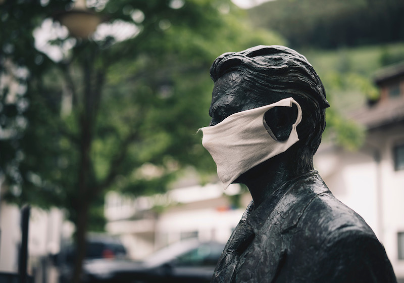 Der Kopf einer Statue mit Gesichtsmaske