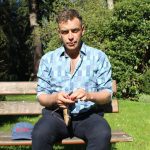 “Ist der Livestream vorbei, sitze ich alleine im Wohnzimmer” Schauspieler Enrique Fiß ist nicht im Theater, sondern auf einer Bank im Park