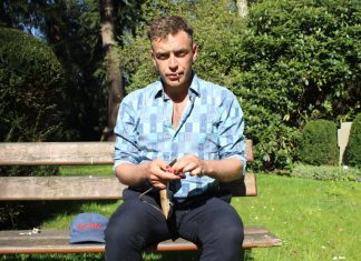 “Ist der Livestream vorbei, sitze ich alleine im Wohnzimmer” Schauspieler Enrique Fiß ist nicht im Theater, sondern auf einer Bank im Park