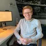 Praktikum im Kinderzimmer Praktikant im Homeoffice: Felix an seinem Schreibtisch