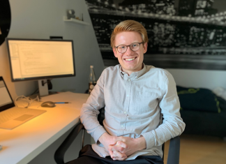 Praktikum im Kinderzimmer Praktikant im Homeoffice: Felix an seinem Schreibtisch