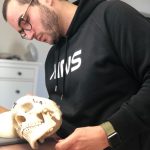 Medizinstudent Timo lernt an einem menschlichen Schädel