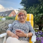 Einsamkeit während Corona: Seniorin geht digital Corona und Einsamkeit: Seniorin Margret Schröder fühlt sich nicht allein.