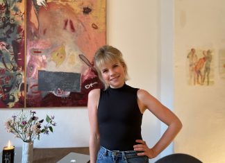 Gespannte Ruhe in der Notaufnahme Krankenschwester Lea in ihrer Wohnung in Hamburg