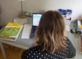 Corona macht Referendare zu vollwertigen Lehrern Referendarin sitzt vor Schulsachen an Tisch