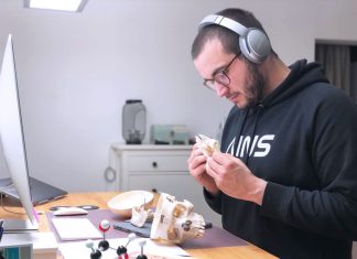 Medizinstudent Timo untersucht einen menschlichen Schädel.
