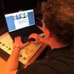 Volontariat beim DFB: Viel Arbeit trotz Corona Tom im Homeoffice an seinem Schreibtisch. Hier begann für ihn sein Volontariat beim DFB während der Coronazeit.